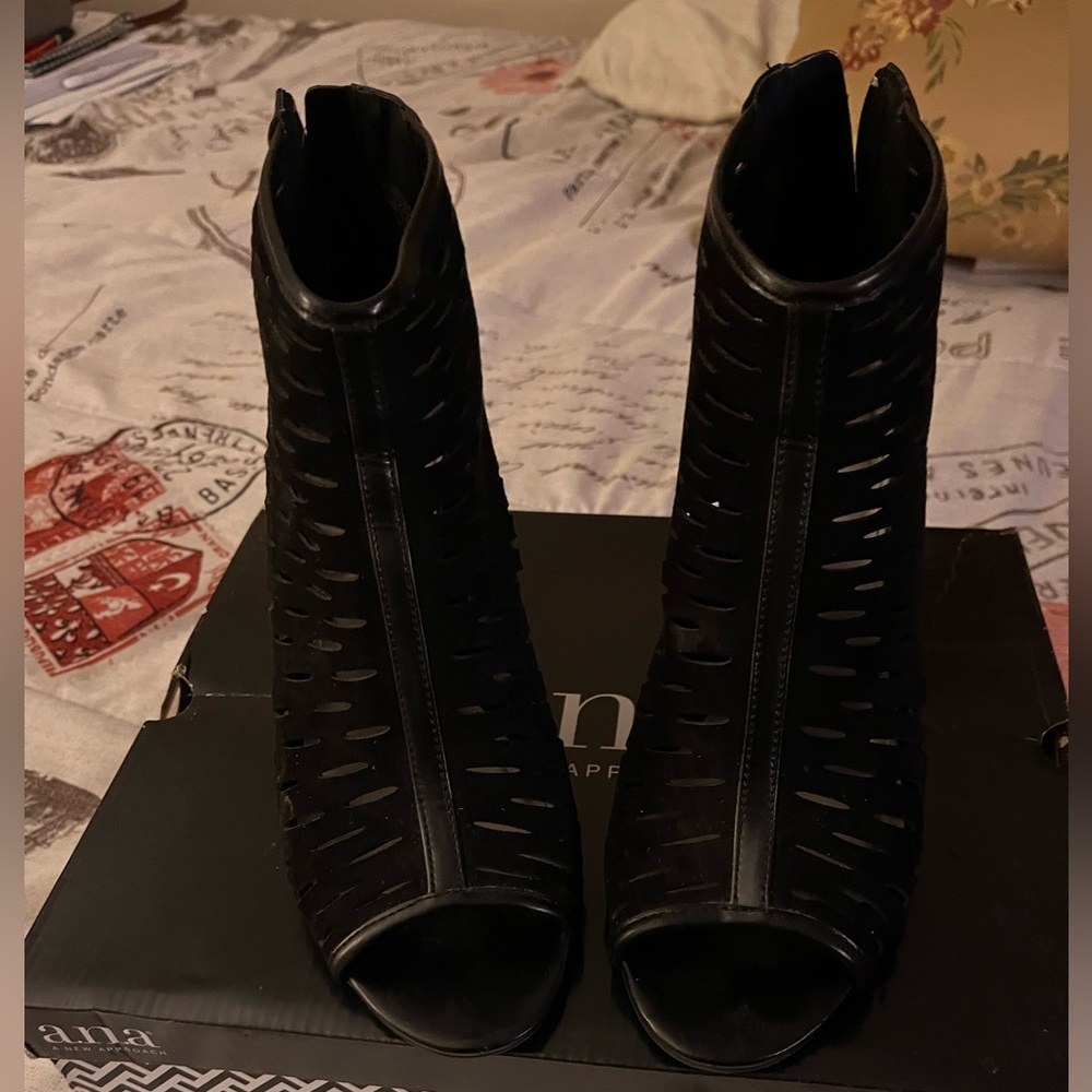 Black open toe back zipper heels!